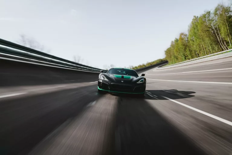 El Rimac Nevera sale de paseo para dejar en evidencia a Koenigsegg y Bugatti