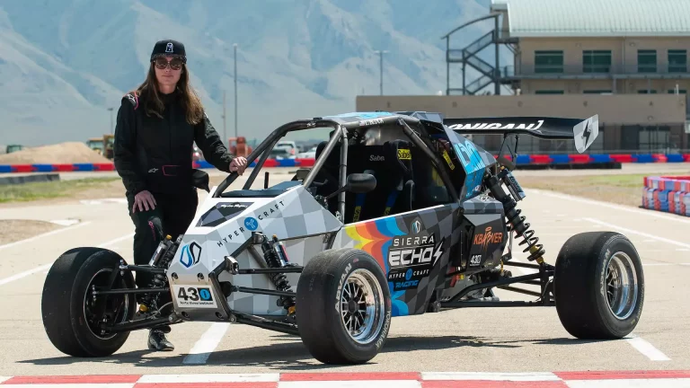 Lucy Block, la mujer de Ken Block, se enfrenta a Pikes Peak con este buggy eléctrico