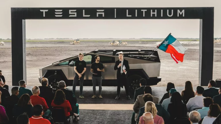 El Tesla Cybertruck se deja ver con sus futuros accesorios