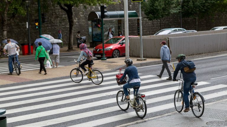 Ciclistas kamikaze: Ya todo es posible con la nueva normativa de la DGT para los que van en bici