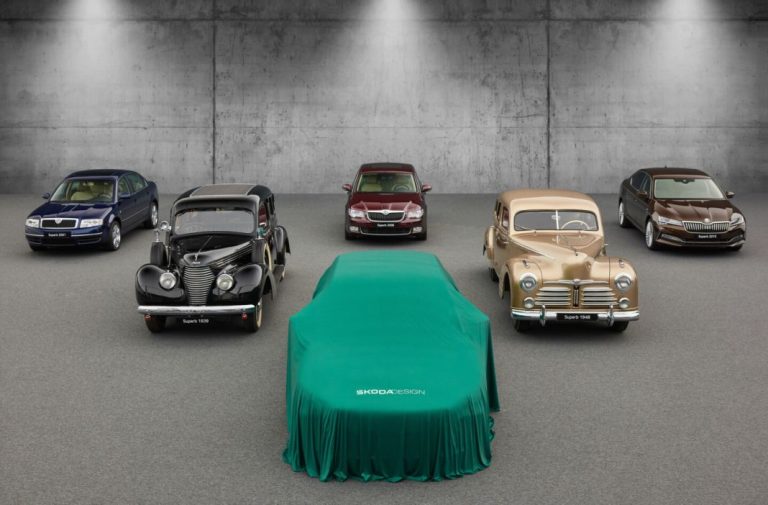 El futuro Skoda Superb posa junto a sus antepasados