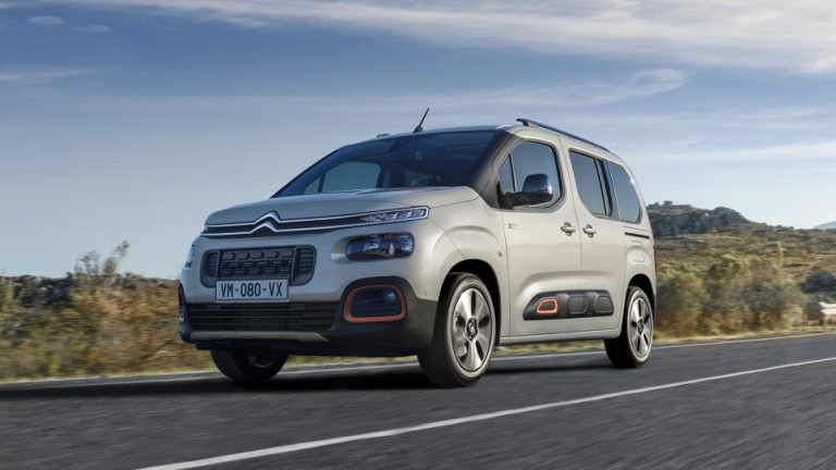 Sí, puedes comprar un Citroën Berlingo con motor de combustión. Pero con matices