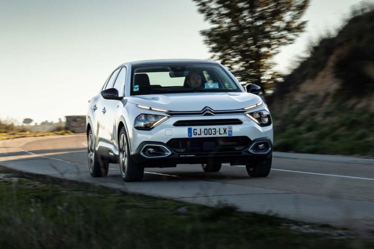 Los Citroën e-C4 y e-C4 X incrementan su potencia y autonomía