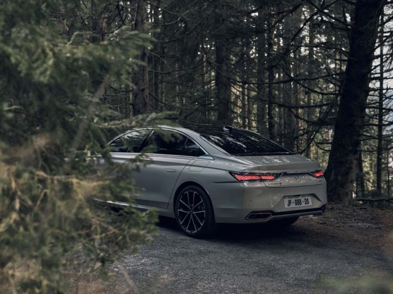 Así es el coche con etiqueta ‘0 emisiones’ que utiliza Feijóo