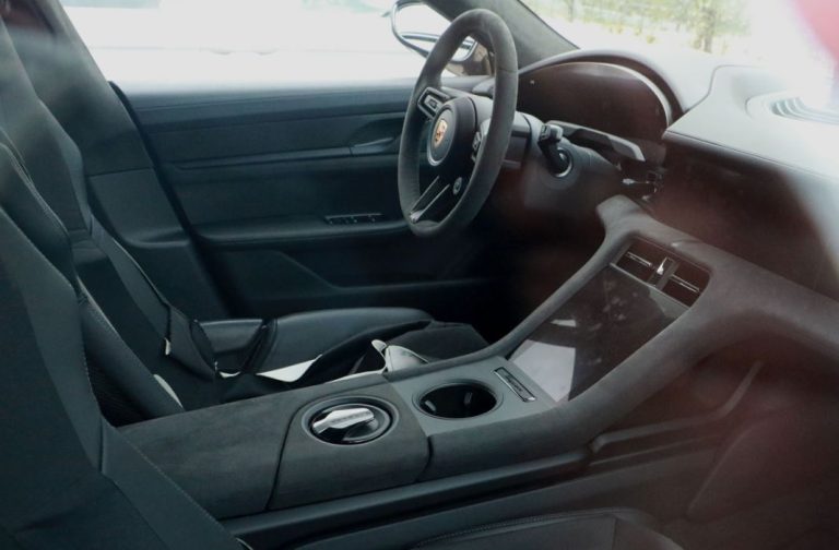 El Porsche Taycan lo enseña casi todo