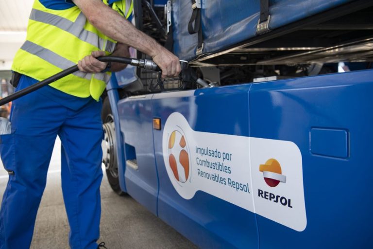 Repsol ya vende la gasolina que alarga la vida de tu viejo coche. Y la OCU se pronuncia sobre ella