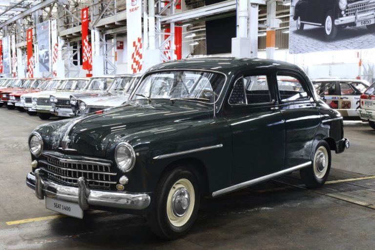 El Seat 1400 y los históricos de la marca, protagonistas en Barcelona