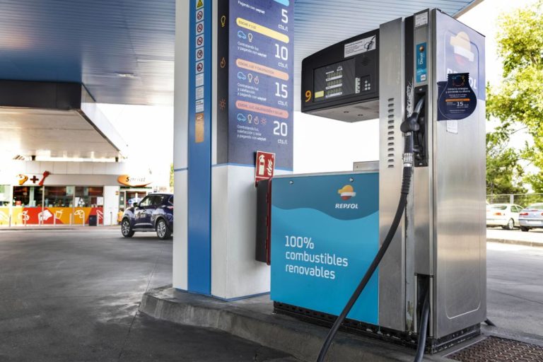 Repsol ya tiene listo el combustible del futuro, que puedes usar en tu coche y que nace como alternativa al vehículo eléctrico