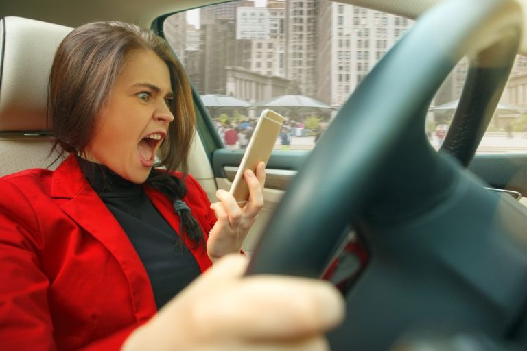 La DGT te dice cuáles son las principales distracciones al volante