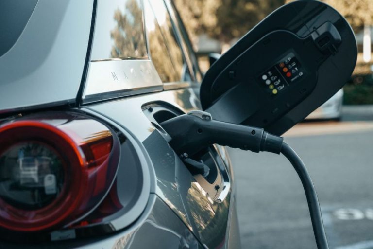 Si tienes un coche eléctrico, estas son las cinco aplicaciones que no te deben faltar