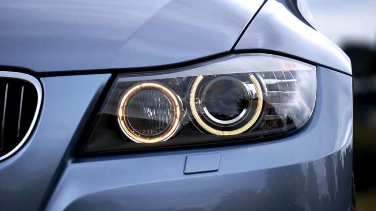 El truco infalible para dejar los faros de tu coche como el primer día por menos de 1 euro