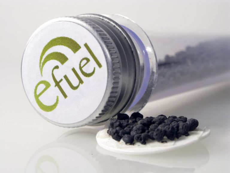 Así se fabrica el e-fuel, el truco para alargar la vida de tu coche gasolina o diésel