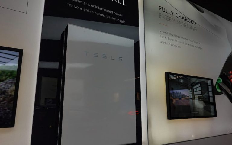 Tesla y Holaluz unen sus fuerzas para que no pagues un euro en tu factura de la luz