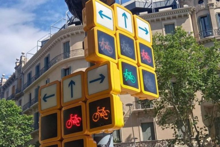 El ‘semáforo tetris’ llega a las calles de Barcelona para quedarse y guiar a los ciclistas