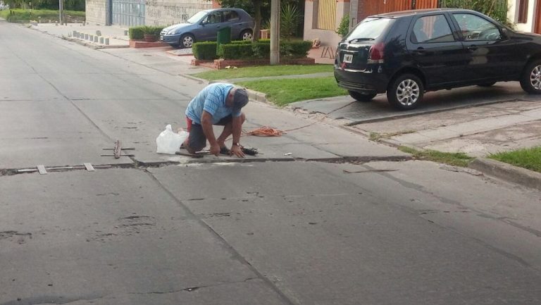 ‘Está arreglando baches sin permiso’. Y por eso este vecino está en busca y captura