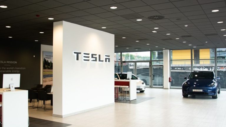 Tesla entra por la puerta de tu casa. Esta es su nueva solución con la que ahorrarás un 65% en la factura de la luz