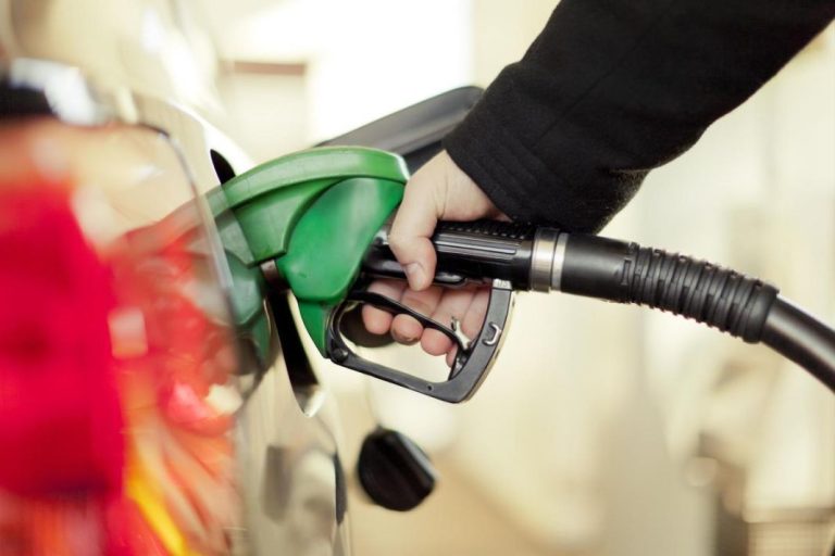 El truco definitivo para saber si una gasolinera nos engaña al echar gasolina