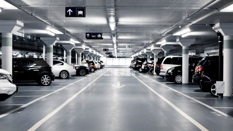 ¿Me pueden multar por guardar una plaza de aparcamiento?