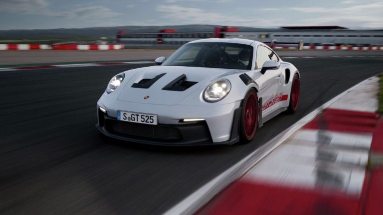 Si no te puedes comprar un Porsche, en 2024 aún menos. La marca alemana dice que subirá sus precios por este motivo