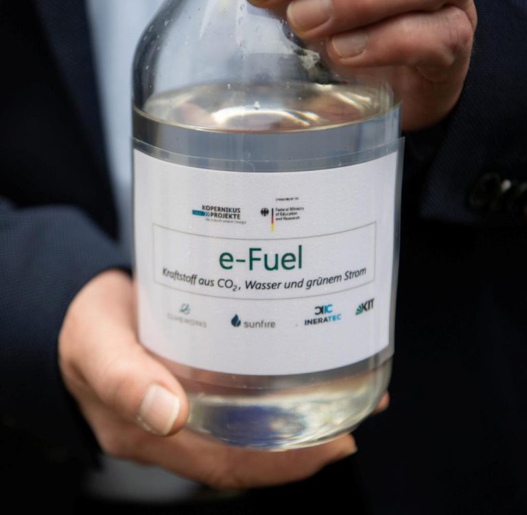 El combustible sintético ‘made in Spain’ ya se vende y te permitirá  seguir circulando con tu gasolina o diésel