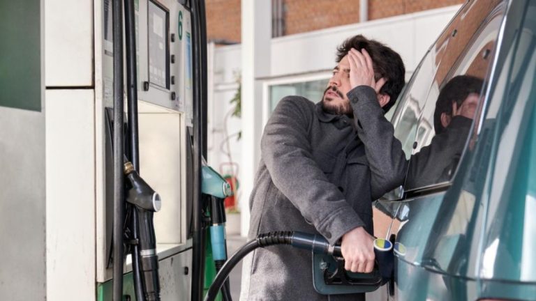 Los gigantes que se unen para ofrecerte la gasolina más barata
