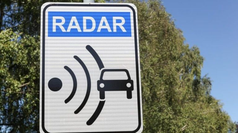 La señal que la DGT estrena en 2025 para avisar de radares en la carretera: Quédate con su cara