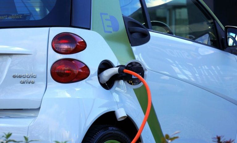 Si recargas aquí tu coche eléctrico tienes muchas posibilidades de ganar 10.000 euros: Menudas vacaciones que te podrías pegar
