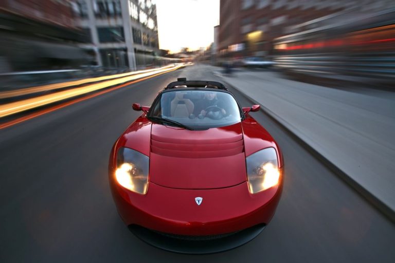 Aparecen 3 Tesla Roadster sin estrenar en un contenedor