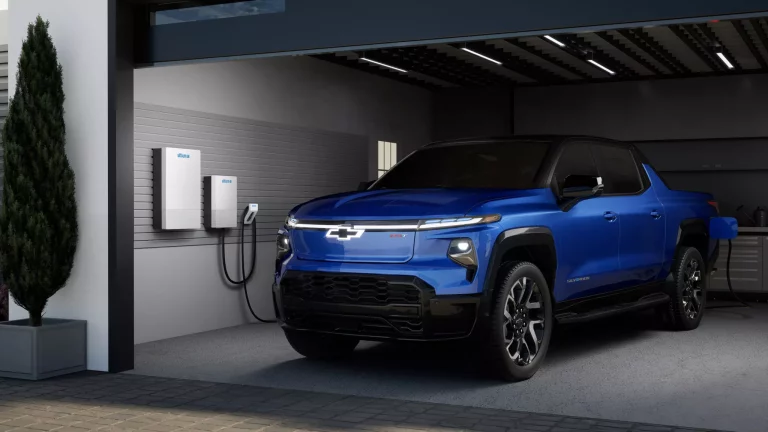 General Motors quiere hacer pupa a Tesla. Y no solo con sus coches