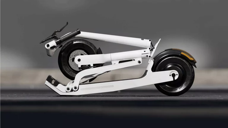 Con tu patinete eléctrico, no podrás subir en estos  autobuses de la EMT. Y habrá muchos más