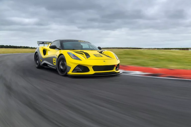 Los primeros Lotus Emira de carreras llegan a casa