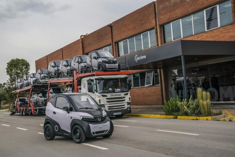 El Silence S04, el biplaza eléctrico de Acciona, ya rueda por la ciudad
