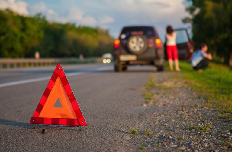 La DGT pone fin al uso de los triángulos: ¿qué hacer si te quedas tirado en medio de la autopista?