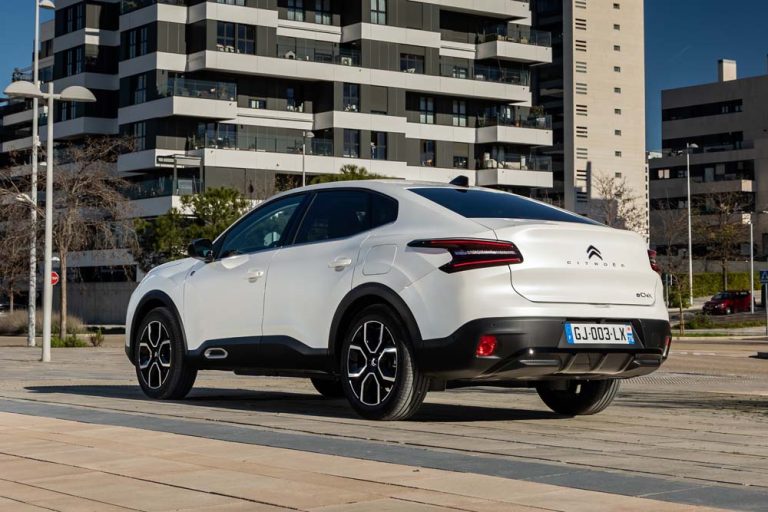 El Citroën e-C4 X con 156 CV y batería de 54 kWh ya tiene precio