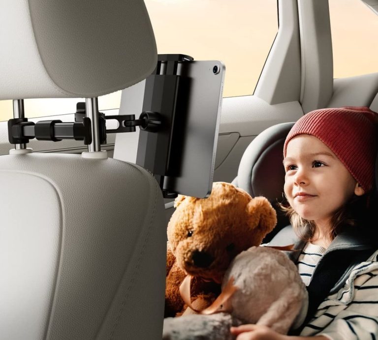 Haz tu viaje más ameno con este soporte para tablet y móvil de Amazon perfecto para entretener a los peques
