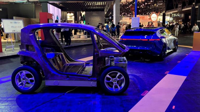 El Liux Geko, el coche español con carrocería de lino, se muestra en París