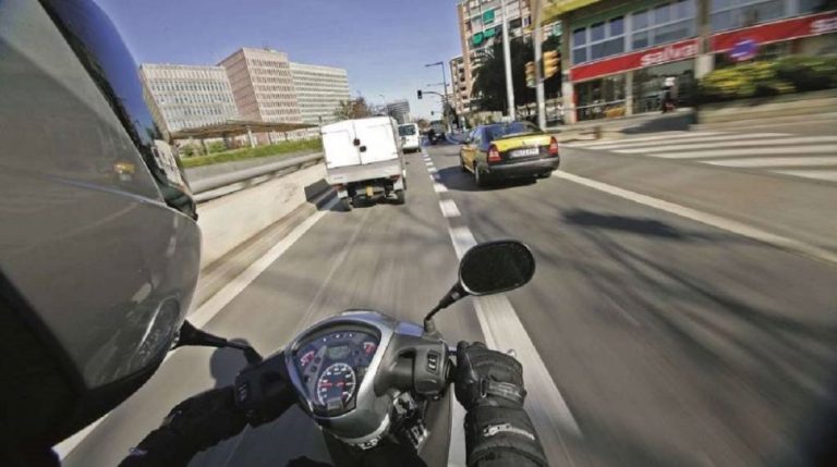 Adelantar por la derecha no está prohibido, pero solo en estos tres casos