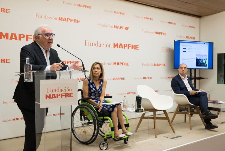 Pere Navarro confirma que la DGT quiere decir ya adiós a los triángulos este mismo verano