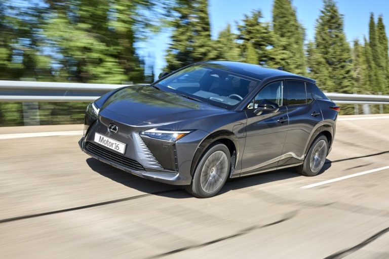 Prueba del Lexus RZ 450e: Un SUV eléctrico que esconde sus armas