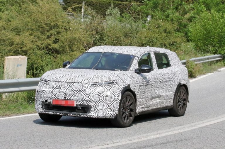 Fotos espía del Renault Scenic E-Tech 2024. De monovolumen a SUV eléctrico