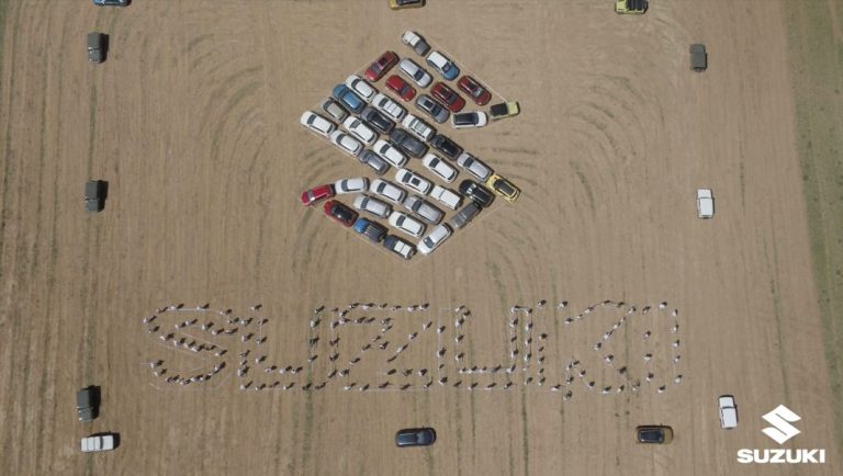Suzuki ha batido un récord mundial en España creando el logo más grande del mundo