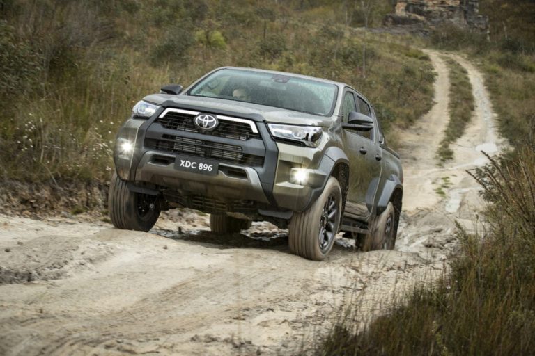 El Toyota Hilux Hybrid 2024 está a punto de ver la luz… Y Juha Kankkunen se lo ha pasado en grande con él