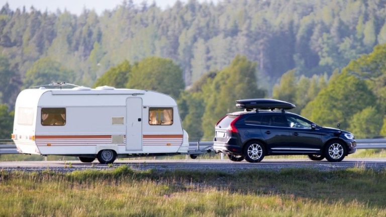 La nueva instrucción de la DGT que deberías tatuarte si conduces una caravana o camper