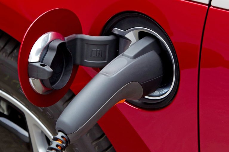 Así se carga un coche eléctrico ‘a la desesperada’