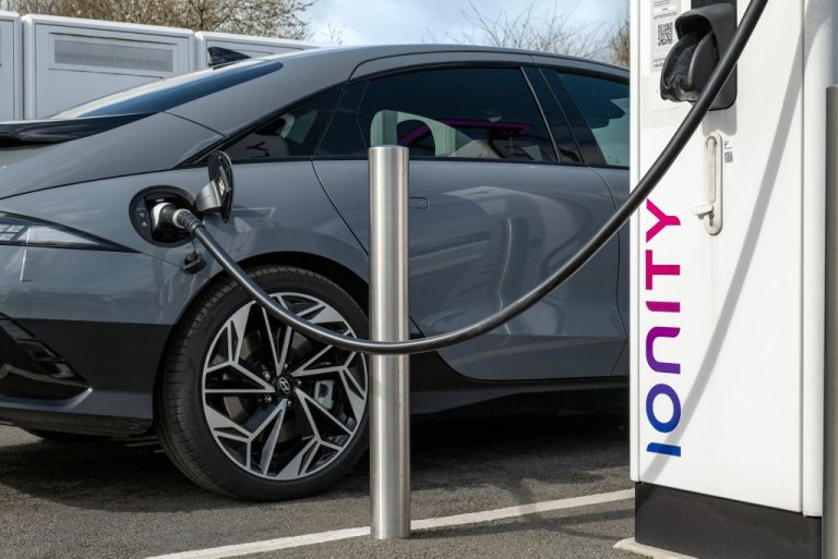 El Hyundai Ioniq 6 estrena la tecnología automática de carga Plug & Charge