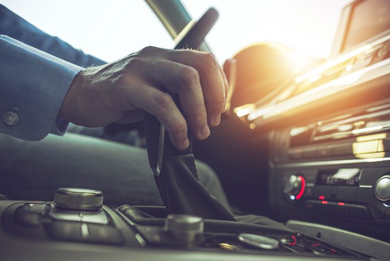 Esto es lo que siempre haces al conducir y que está destrozando tu coche