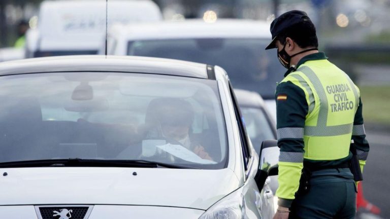 Así es y así funciona el código QR con el que la DGT quiere reemplazar a los papeles de tu coche
