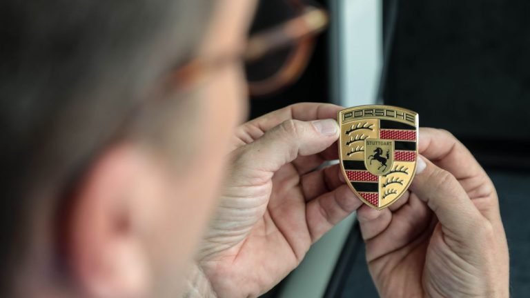 La increíble historia del logotipo de Porsche, nacido de un garabato en una servilleta y renovado en 2023