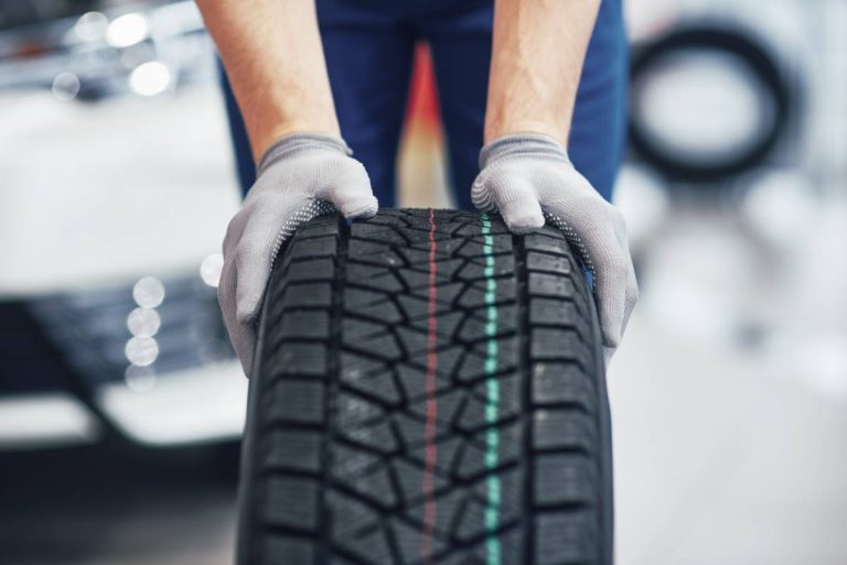 Según la OCU, estos son los neumáticos que jamás debes poner en tu coche