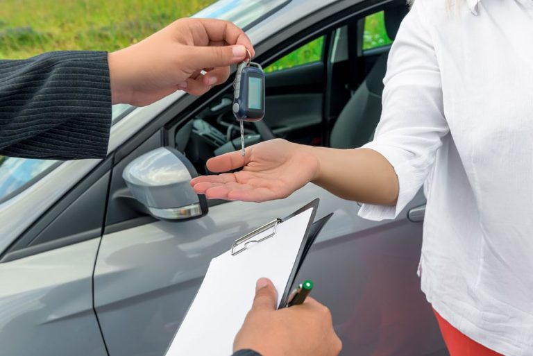 Si vas a alquilar un coche para tus vacaciones, con estos consejos no vas a fallar